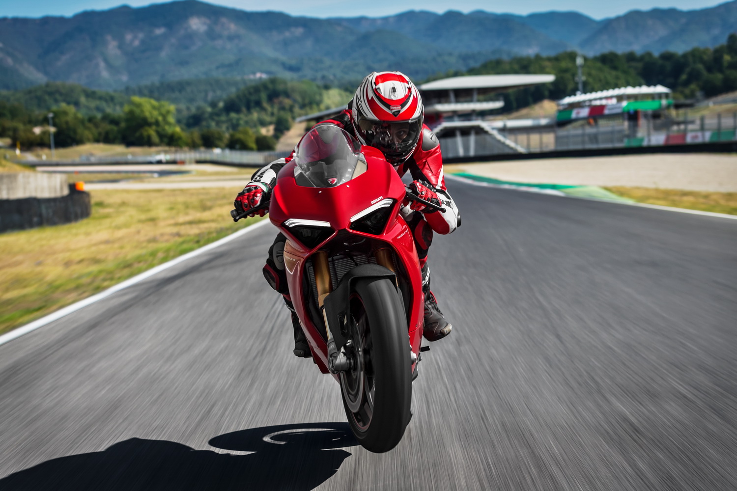 目前Ducati Panigale V4的外型未見誇張的空力套件